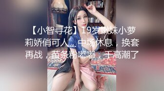 商场女厕全景偷拍浅绿色套装美女的小嫩鲍