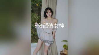 高颜值纯情小妹露脸一个人大秀直播，旁边小哥强行吃奶子，妹子自己揉奶玩逼道具摩擦，掰开骚穴求狼友草真骚