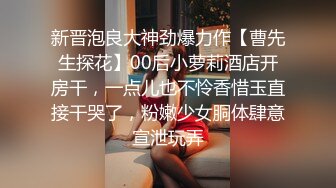 中年妇女的诱惑，全程露脸开档黑丝高跟情趣，听狼友指挥展示揉奶玩逼，逼毛性感淫水多多，道具玩弄阴蒂真骚